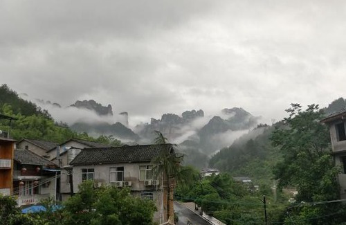 Wulingyuan House | Exceptional Red Apple Inn: Pet Friendly & Family-Oriented