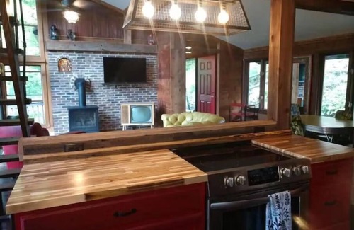 Bellville Apartment | Inviting Red Bend Cabin with Hot Tub & River Views