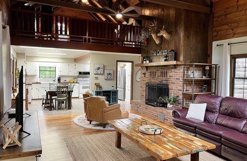 Mayo Cabin | Idyllic Red Bird Cabin: Tranquility by the Suwannee River