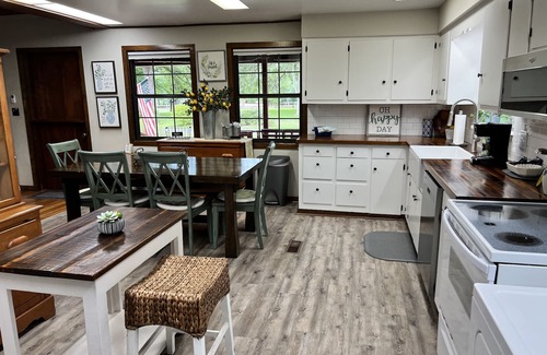 Mayo Cabin | Idyllic Red Bird Cabin: Tranquility by the Suwannee River