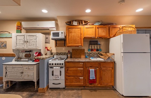 Kingsland Cabin | Cozy Red Bird Cabin Studio Retreat with Kitchen & Breakfast