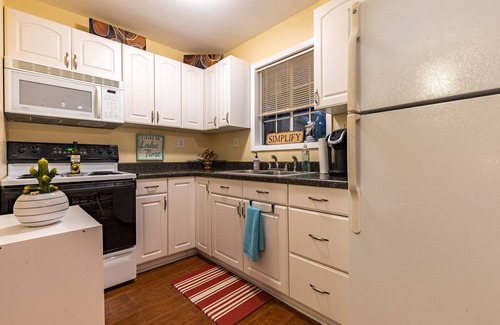Kingsland Cabin | Cozy Red Bird Cabin Studio Retreat with Kitchen & Breakfast