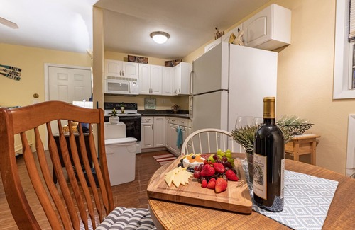 Kingsland Cabin | Cozy Red Bird Cabin Studio Retreat with Kitchen & Breakfast