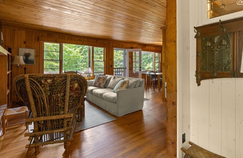 Highlands Hills Cottage | Red Bird Cottage 1.7 miles to Highlands