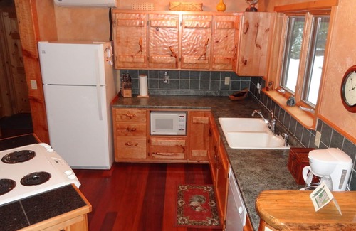 Prospect Cabin | Cozy Red Blanket Cabin Steps from Crater Lake Park