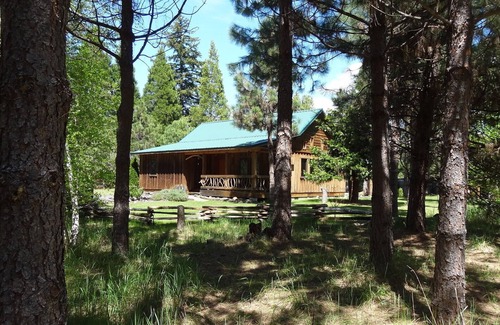 Prospect Cabin | Cozy Red Blanket Cabin Steps from Crater Lake Park