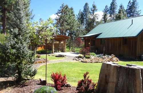Prospect Cabin | Cozy Red Blanket Cabin Steps from Crater Lake Park
