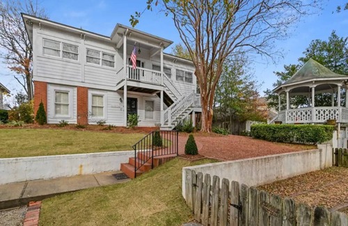 Montgomery House | Discover Red Bluff Cottage - Ocean View & Spa Retreat