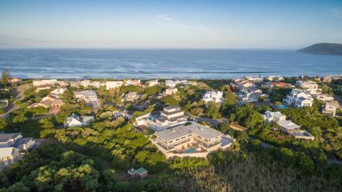 Robberg Beach Villa | Red Box Villa: Exceptional Ocean View & Pet Friendly Stay
