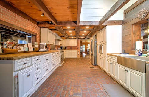 Londonderry House | Red Brick Retreat: 8BR with Hot Tub, Sauna & Gym Access