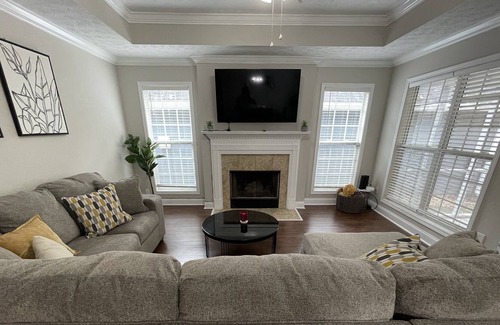 Fortson House | Red Brick Retreat/w Fireplace (Pet + Kid Friendly)