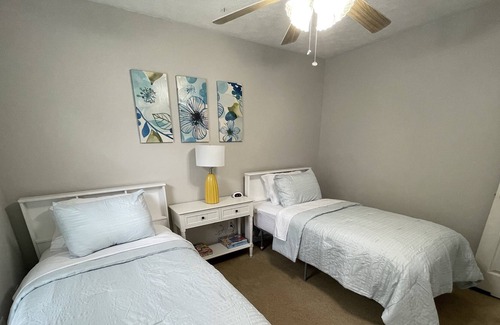 Fortson House | Red Brick Retreat/w Fireplace (Pet + Kid Friendly)