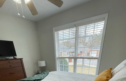 Fortson House | Red Brick Retreat/w Fireplace (Pet + Kid Friendly)