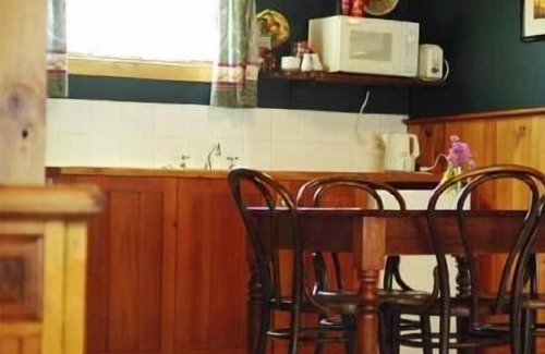 Richmond Cottage | Elegant Red Brier Cottage Accommodation with Breakfast Included