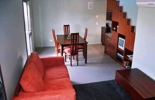 Richmond Cottage | Elegant Red Brier Cottage Accommodation with Breakfast Included
