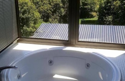 Richmond Cottage | Elegant Red Brier Cottage Accommodation with Breakfast Included
