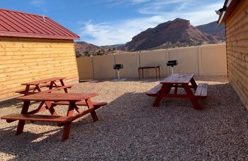 Kanab Cabin | Pet-Friendly Red Canyon Cabins: Family Fun Awaits!