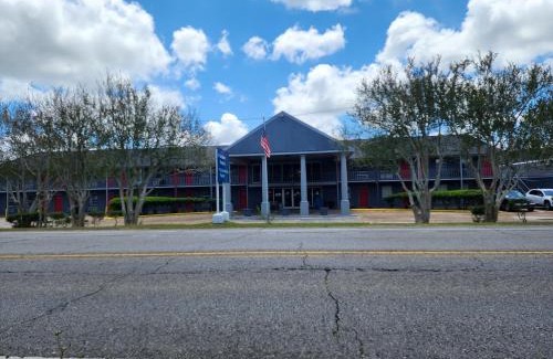 Houma Hotel | Discover Red Carpet Inn - Houma with Oceanfront Views