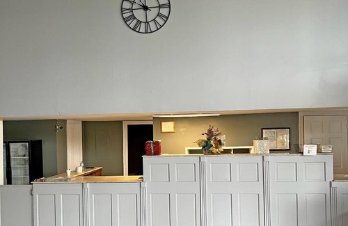 Houma Hotel | Discover Red Carpet Inn - Houma with Oceanfront Views