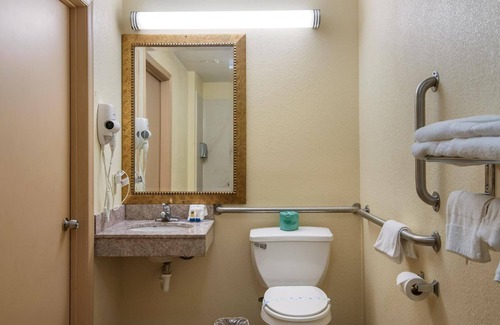 Irvington Hotel | Convenient Stay at Red Carpet Inn Newark with Breakfast & Spa