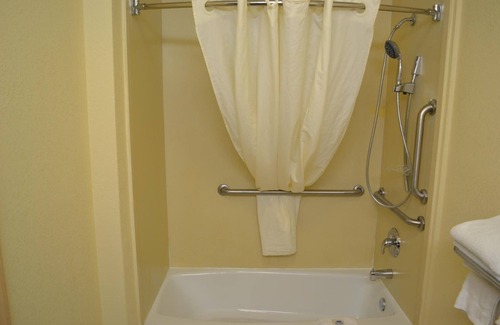 Irvington Hotel | Convenient Stay at Red Carpet Inn Newark with Breakfast & Spa