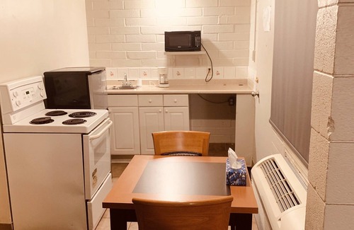 Montgomery Hotel | Budget-Friendly Red Carpet Inn & Suites in Calgary