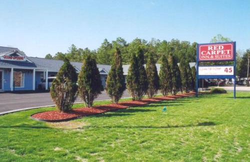 Hammonton Hotel | Budget-Friendly Red Carpet Inn & Suites with Hot Tub Access