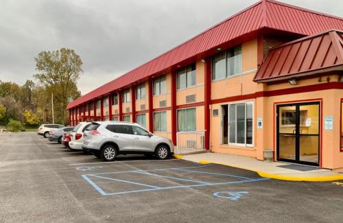 Lima Hotel | Pet-Friendly Red Carpet Inn & Suites in Lima Awaits You