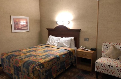 North Syracuse Hotel | Budget-Friendly Stay at Red Carpet Inn Syracuse Airport