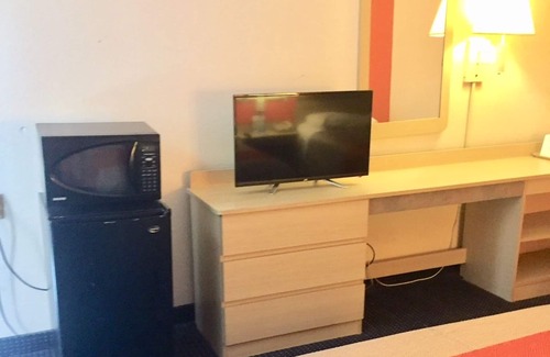 Gibbstown Hotel | Budget-Friendly Stay at Red Carpet Inn with Breakfast & Kitchen
