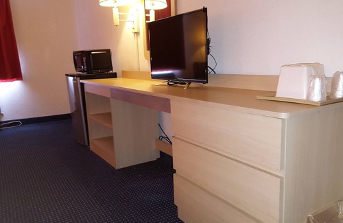 Gibbstown Hotel | Budget-Friendly Stay at Red Carpet Inn with Breakfast & Kitchen