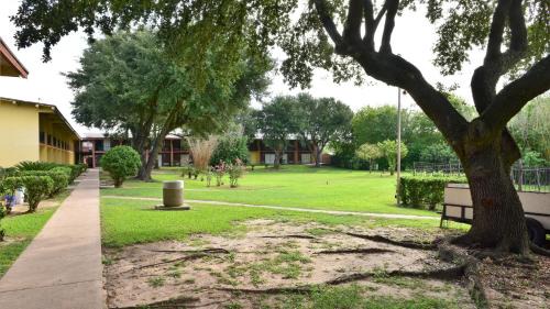 Lawndale/ Wayside Hotel | Welcoming Red Carpet Inn: Family-Friendly with Hot Tub Access
