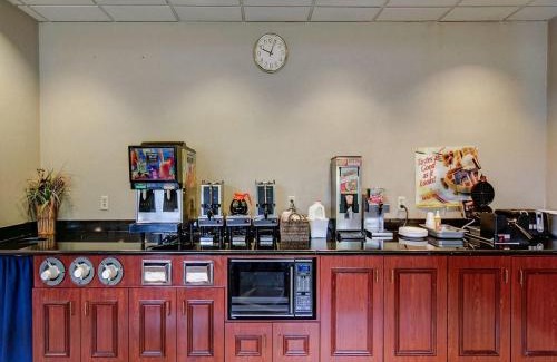 Cedar Knolls Hotel | Budget-Friendly Red Carpet Inn Whippany with Family Amenities