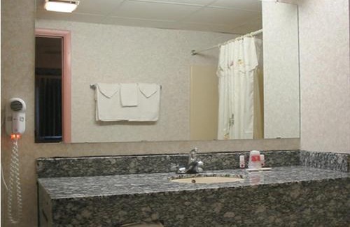 Williamstown Hotel | Budget-Friendly Stay at Red Carpet Inn Williamstown