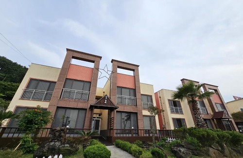 Aewol House | Budget-Friendly Stay at Red Castle Pension - Family Welcoming