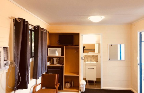Muswellbrook Hotel | Budget-Friendly Stays at Red Cedar Motel with Breakfast