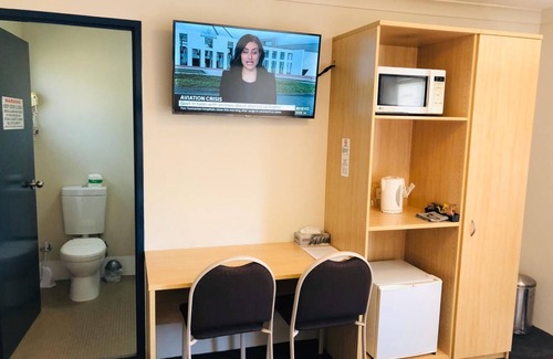Muswellbrook Hotel | Budget-Friendly Stays at Red Cedar Motel with Breakfast