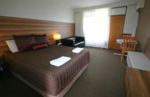 Watson Hotel | Cozy Red Cedars Motel with Breakfast & Family-Friendly Vibe