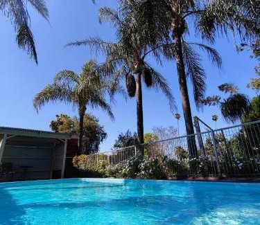 Gunnedah Hotel | Inviting Stay at Red Chief Motel with Pool & Breakfast