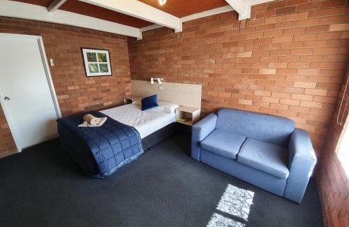 Gunnedah Hotel | Inviting Stay at Red Chief Motel with Pool & Breakfast