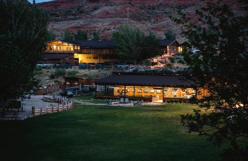Moab Cabin | Discover Red Cliffs Lodge: Poolside Retreat with Hot Tub