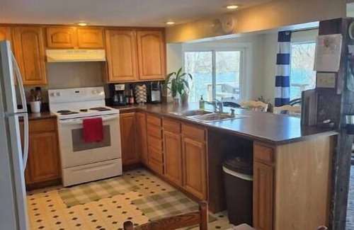 Syracuse Cabin | Red Cottage - Papakeechie - Secluded - Swim - Bonfires - Fish - Relax