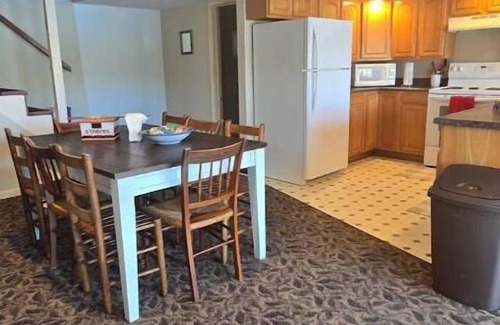 Syracuse Cabin | Red Cottage - Papakeechie - Secluded - Swim - Bonfires - Fish - Relax