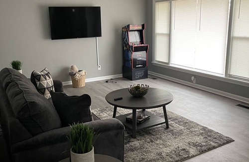 Bowling Green House | Family-Friendly Retreat at Red Door On Riverview - 9.6/10