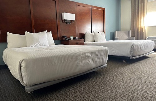 Tusayan Hotel | Red Feather Lodge: Family-Friendly Retreat with Pool & Spa