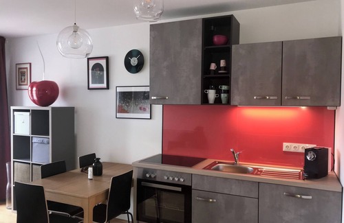Donaustadt Apartment | Red Flower Apartment with Pool - Steps from Lake Adventure