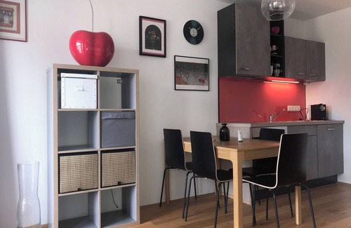 Donaustadt Apartment | Red Flower Apartment with Pool - Steps from Lake Adventure