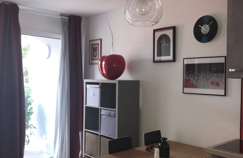 Donaustadt Apartment | Red Flower Apartment with Pool - Steps from Lake Adventure