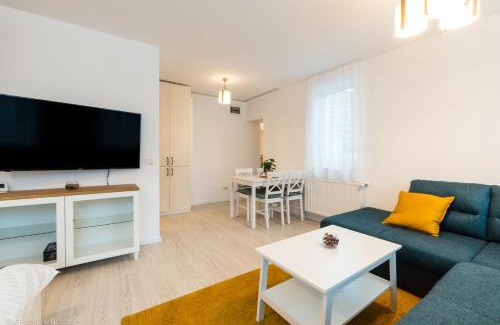 Brasov Apartment | Child-Friendly Red Fountain Studio with 9.9/10 Guest Rating