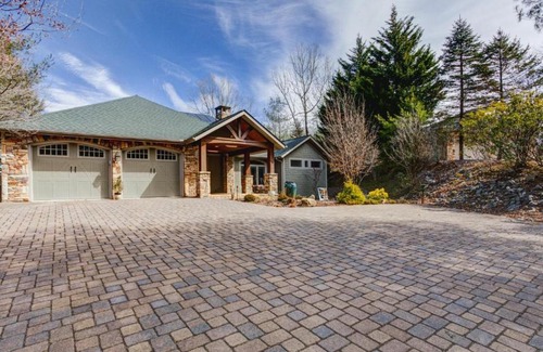 Brevard House | Experience Red Fox Haven: 4-Star Family-Friendly Escape